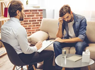 мужчина у психолога