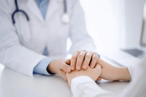 врач поддерживает пациента в лечении деменции